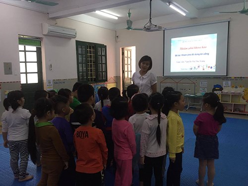 Cô giáo Nguyễn Thị Thu Trang lớp MGL A6 Tham dự Hội thi giáo viên dạy giỏi cấp trường năm học 2017 - 2018 , với hoạt động khám phá: Đồ dùng ăn, uống